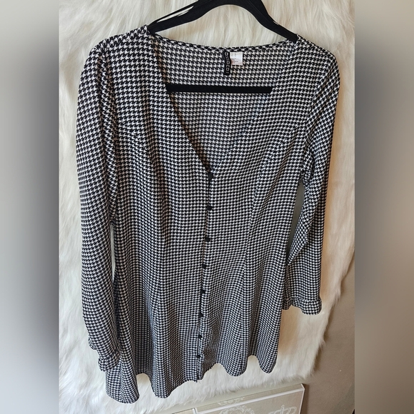 H&M Divided B&W Houndstooth Flared Button-Up Dress - Picture 2 of 7